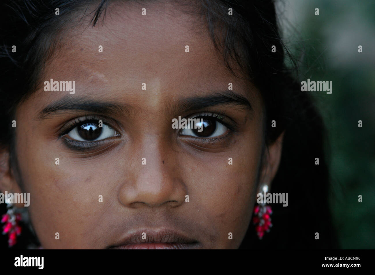 Mädchen die Augen mit rote Ohrringe Kumily Kerala Indien Stockfoto