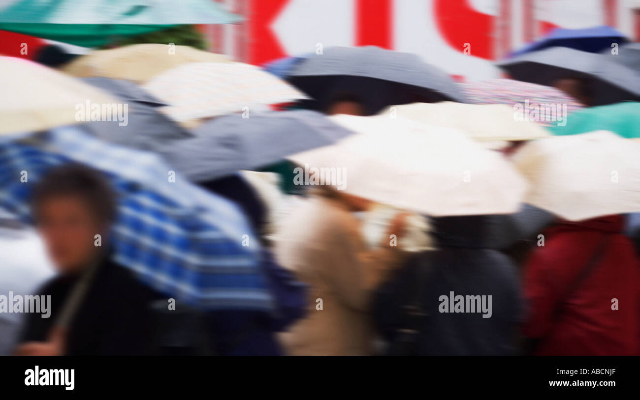 Menschenmenge mit Sonnenschirmen Stockfoto