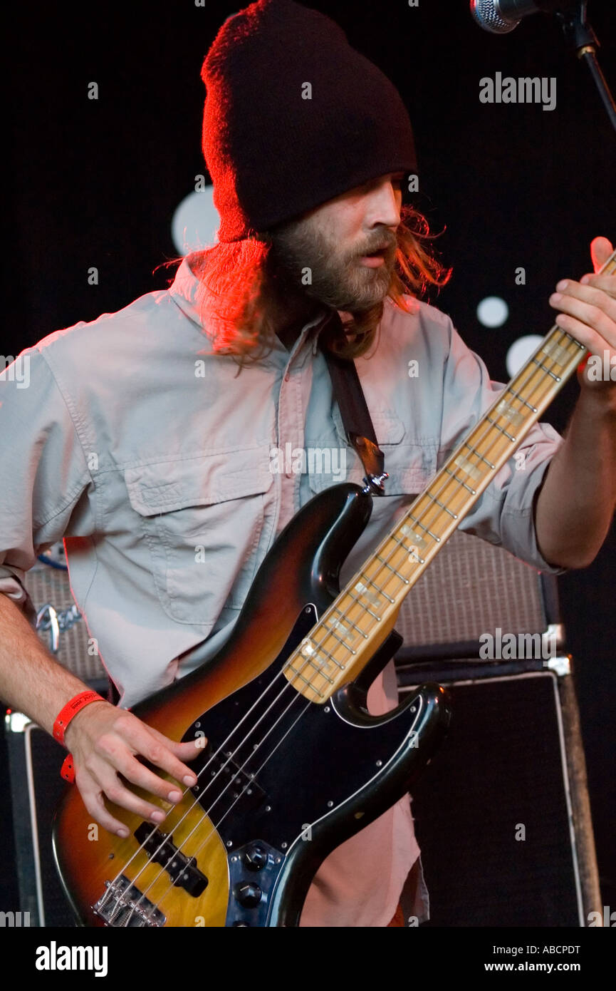 Aaton Fletcher Bassist von Bienen oder Band der Bienen live zu spielen