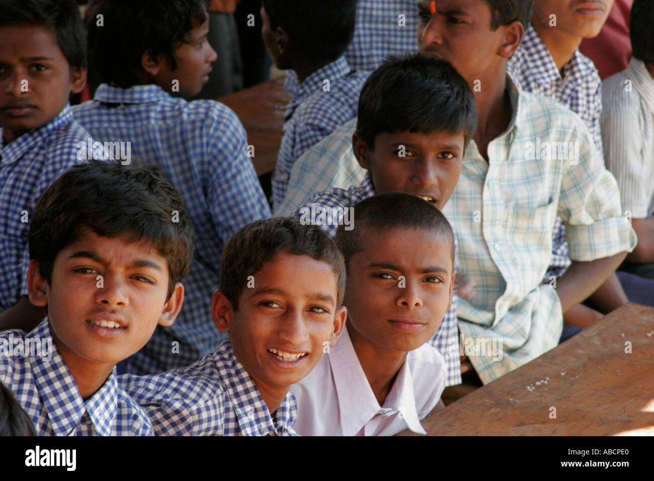 Schülerinnen und Schüler am Festmahl Sravanbelgola Karnatika Indien Stockfoto