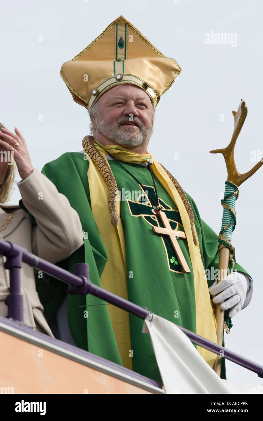 St Patricks Tag in Birmingham 2007 mit einem Vertreter von irischen katholischen Kirche Len Cale Stockfoto