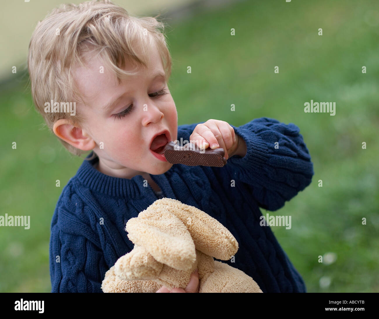 Junge mit Spielzeug und Süßigkeiten Stockfoto