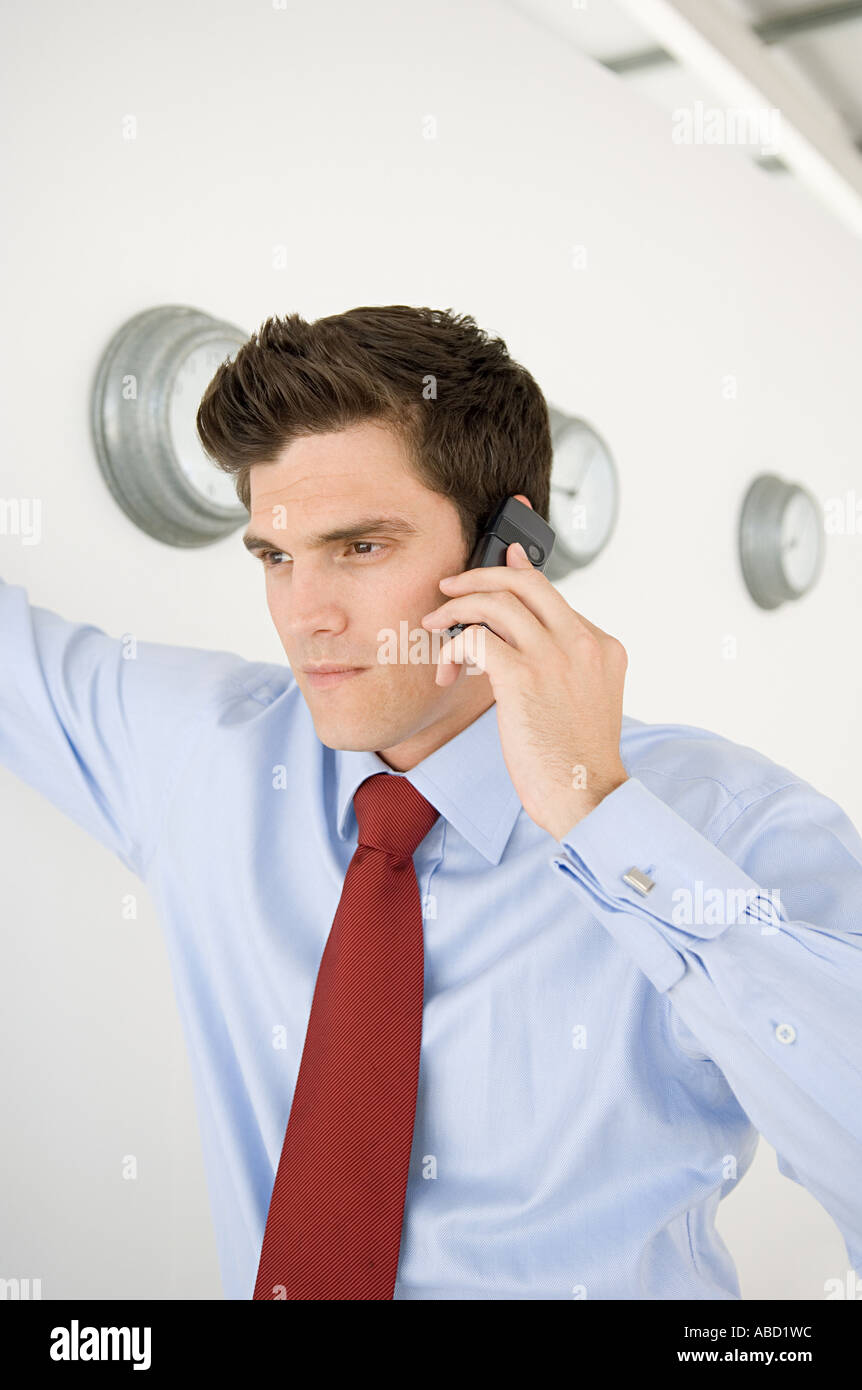 Geschäftsmann mit Mobiltelefon Stockfoto