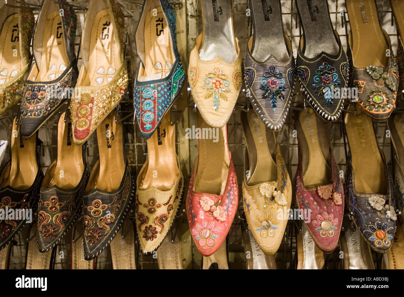 Rack mit Slip-on-Womens dekoriert Schuhe Nachtmarkt von Chiang Mai Nord Thailand Stockfoto