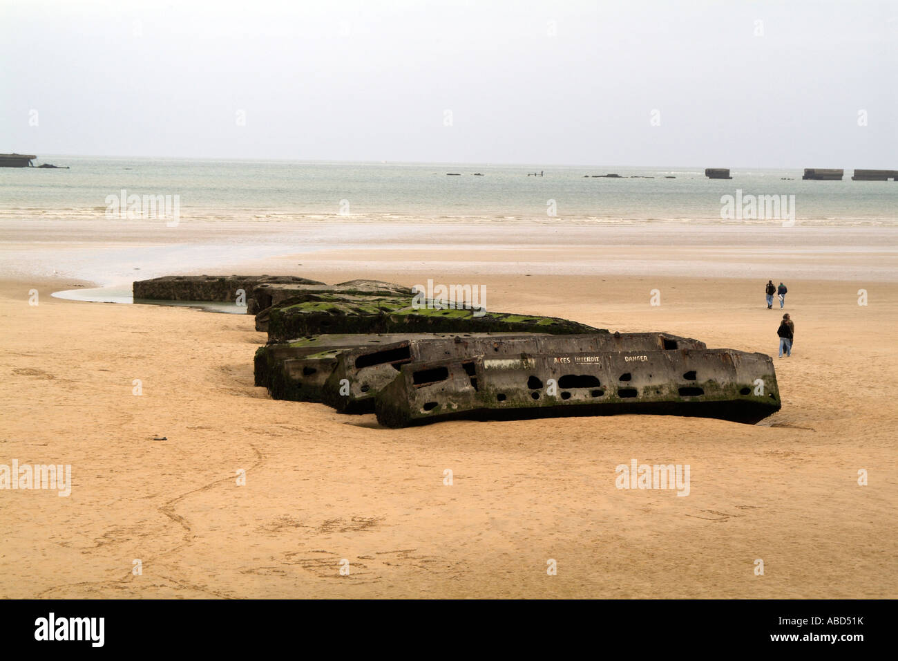 Arromanches Normandie Frankreich bleibt der Mulberry Hafen am goldenen Strand Stockfoto