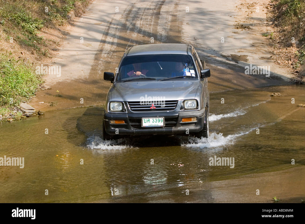 Allrad-Fahrzeug in Ford auf schmalen Landstraße in der Nähe von Mae Hong Son Nord Thailand Stockfoto