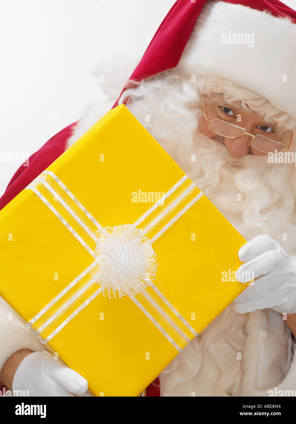Weihnachtsmann mit Geschenk Stockfoto
