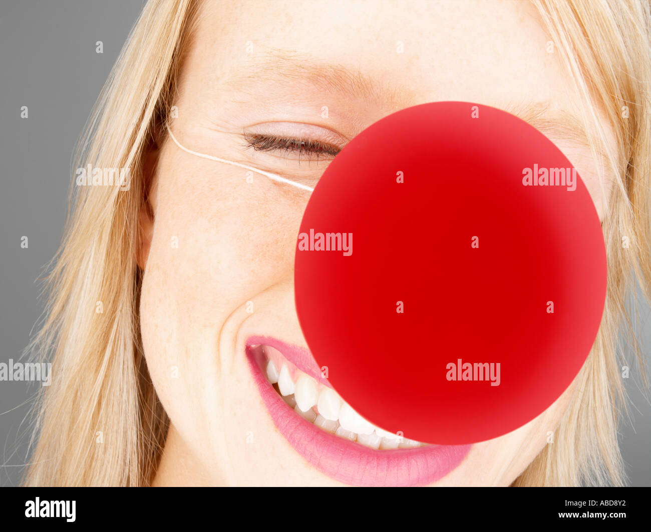 Frau trägt eine Clowns Nase Stockfoto