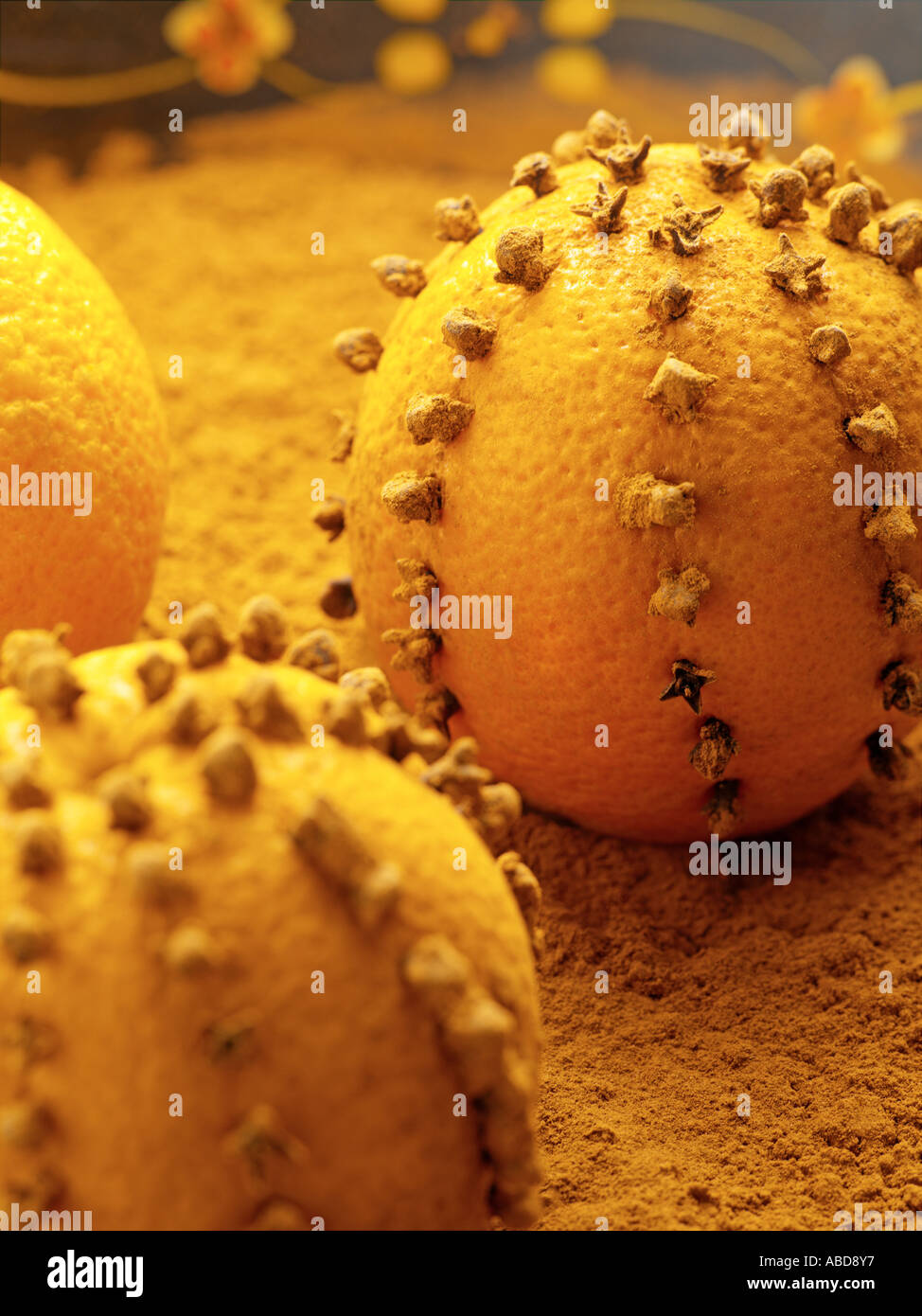 Orangen mit Nelken Stockfoto