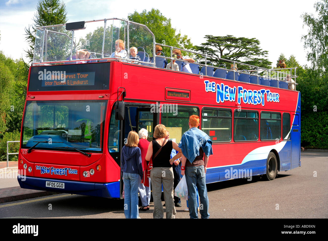Leute auf offenen Bustour in Lyndhurst, Hampshire England Großbritannien UK Stockfoto