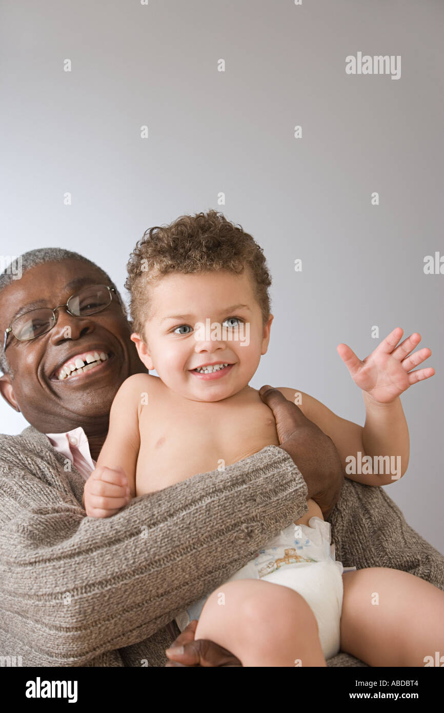 Großvater hält Baby boy Stockfoto