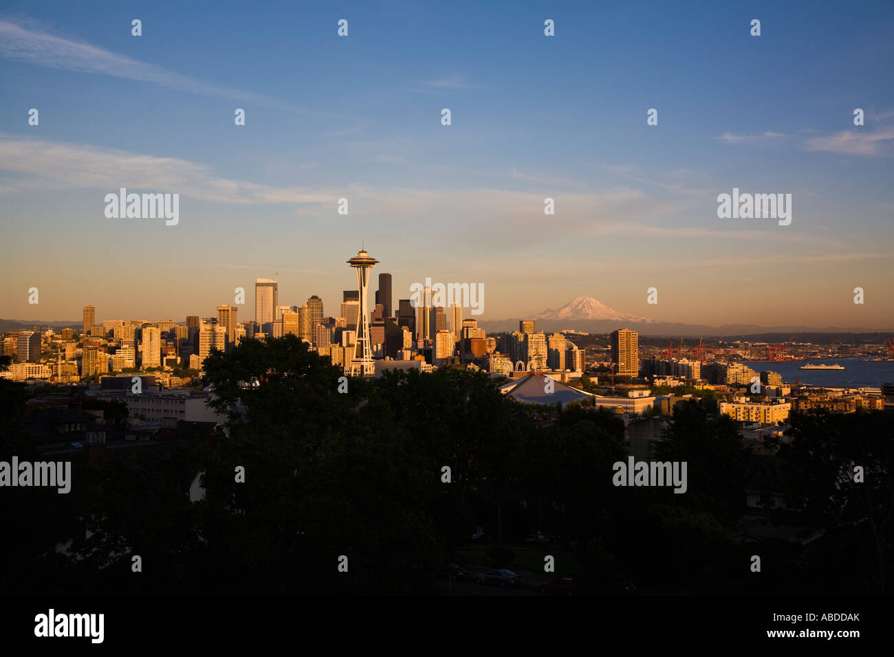 Skyline von Seattle Washington Space Needle und Mt Rainier Blick von Queen Anne Hill Stockfoto