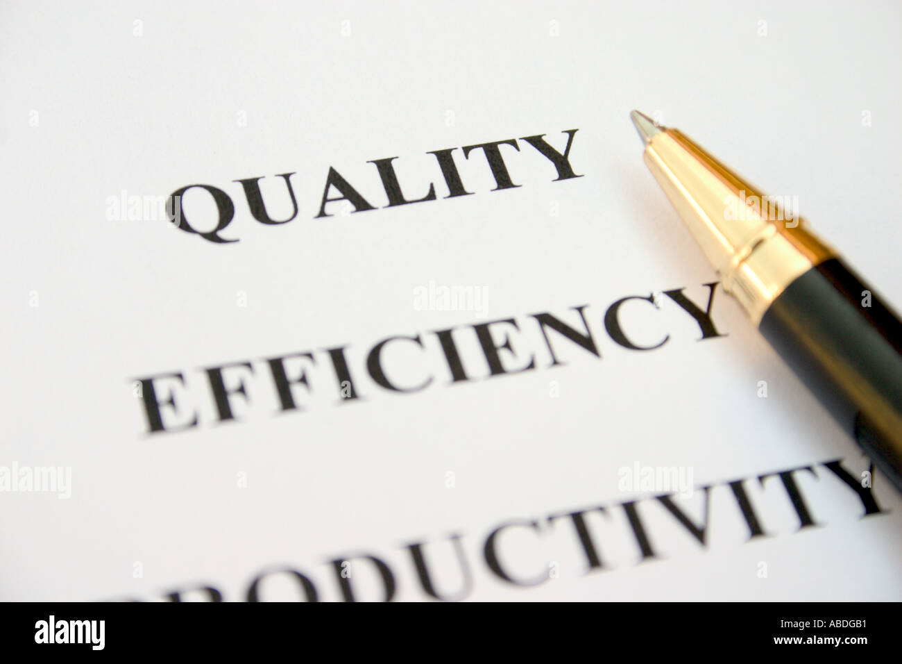Stift und Papier mit Fokus auf Wort Qualitätskonzept von Qualität Stockfoto