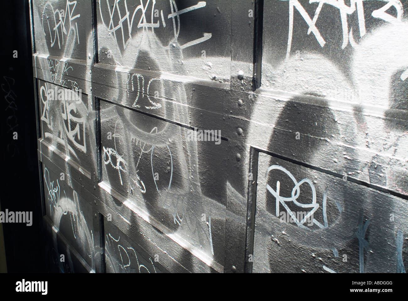 Black And White Graffiti an der Wand Stockfoto