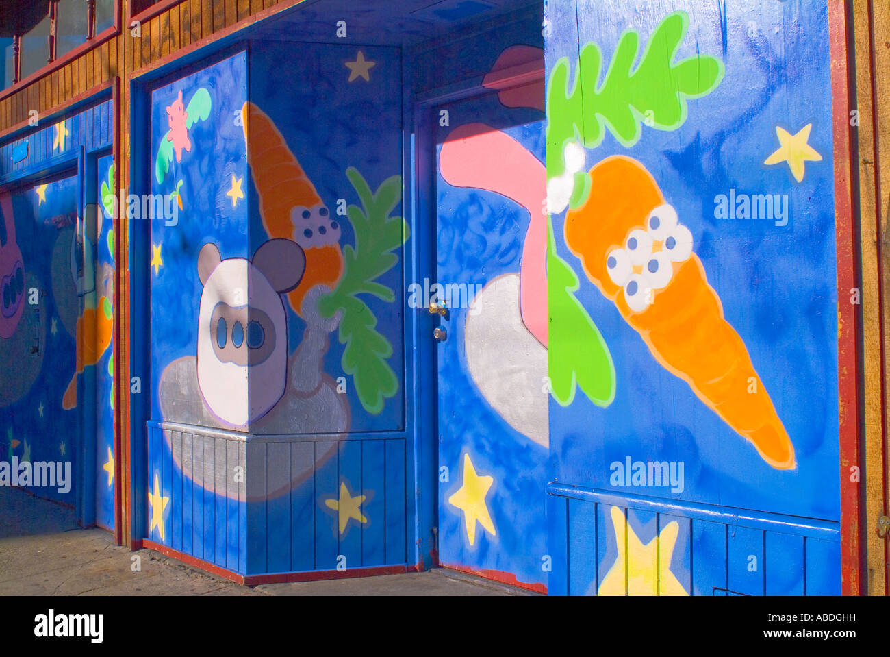 Leuchtende bunte Grafiken gemalt an Wand des Stores Stockfoto