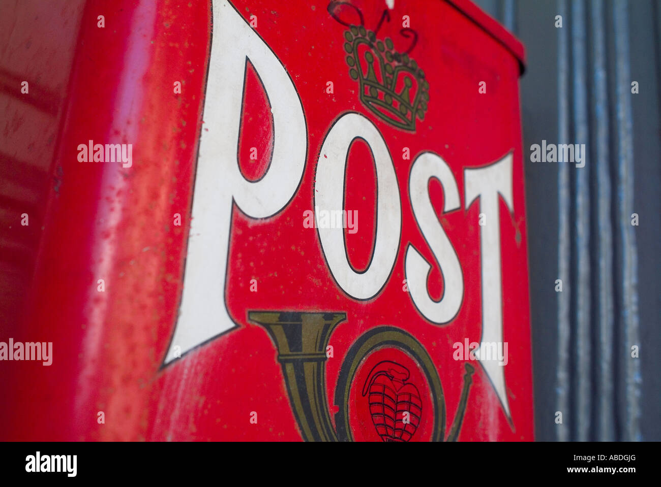 Leuchtend roten Antik Briefkasten an der Tür Wand montiert Stockfoto