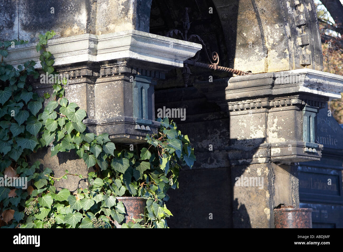 Spalten eines Mausoleums mit Efeu Stockfoto