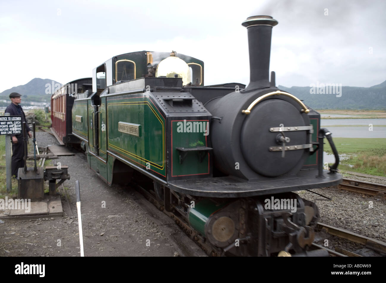 Schmalspur-Dampfzug wieder Bahnübergang der Cob in der Nähe von Porthmadog in Nord-Wales Earl Merioneth fordert Stockfoto