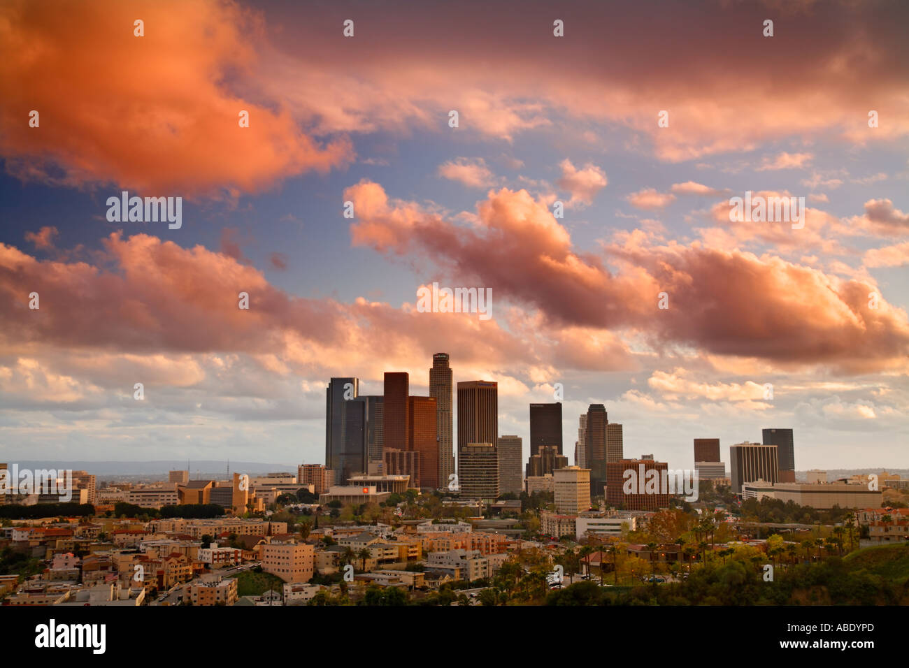Skyline von Los Angeles in einem farbenfrohen Sonnenuntergang Los Angeles Kalifornien Stockfoto
