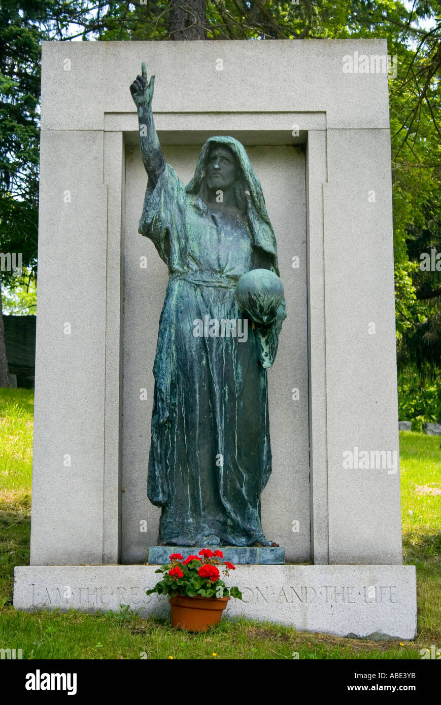 Prophet hält eine Kugel und deutete auf ein Grab auf dem Oakwood Cemetery in Troy, New York himmelwärts Stockfoto