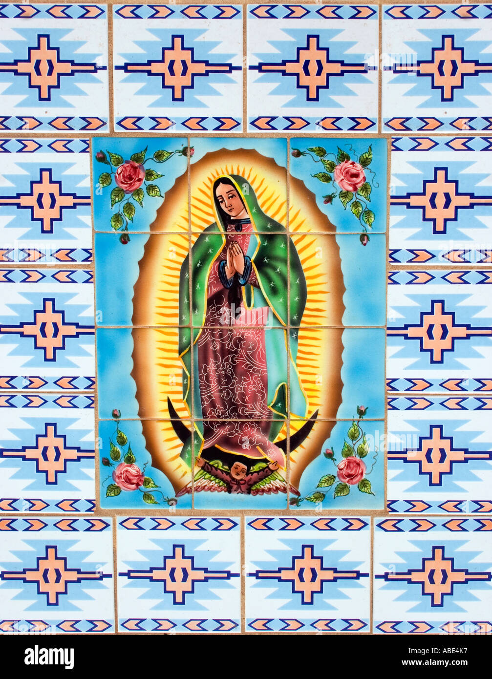 Unsere Liebe Frau von Guadalupe Fliesen Mosaik auf dem alten mexikanischen Friedhof in Tubac Arizona Stockfoto