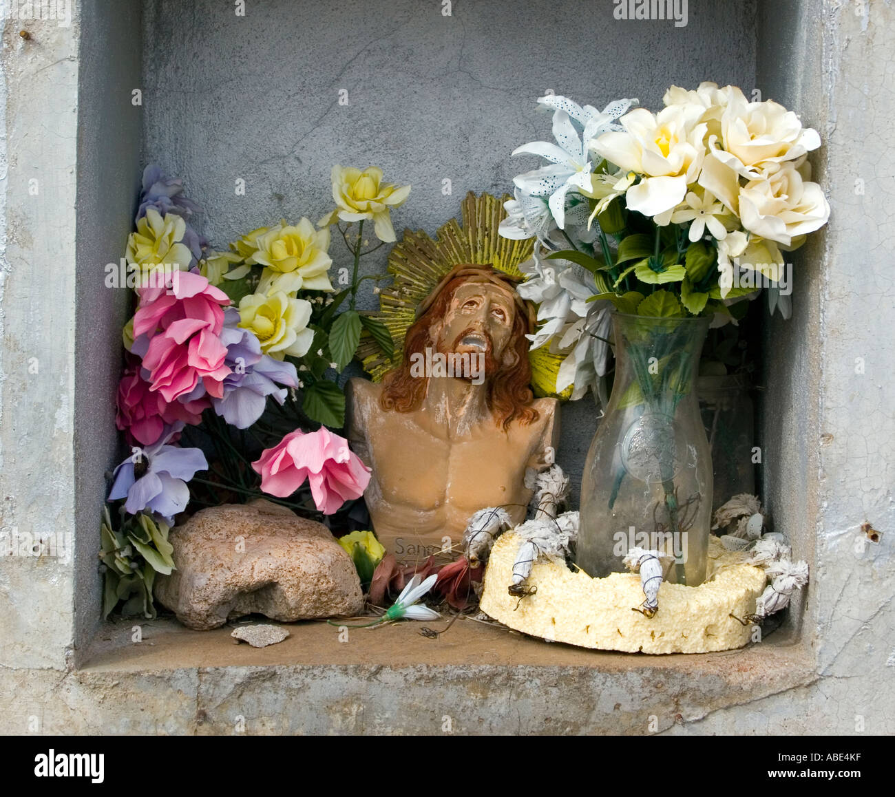 Jesus-Büste auf einem Grab auf dem alten mexikanischen Friedhof in Tubac Arizona Stockfoto
