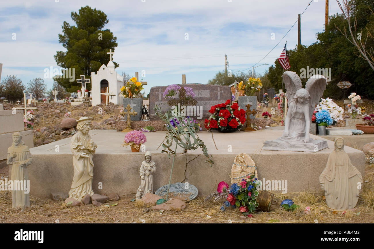 Miniatur Religiuos Statuen an einem Grab auf dem alten mexikanischen Friedhof in Tubac Arizona Stockfoto