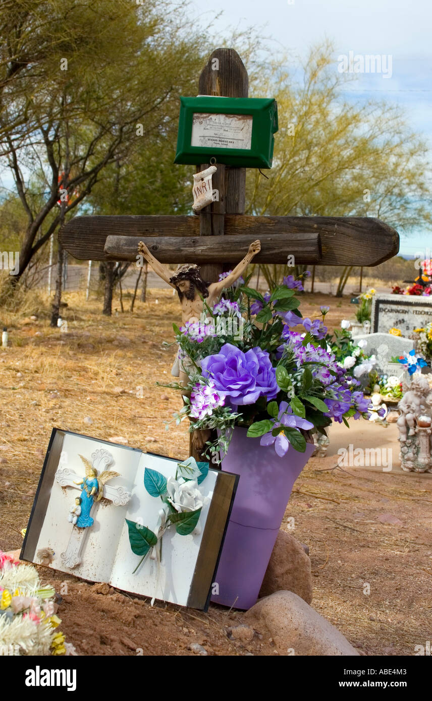 Jesus am Kreuz auf einem Grab auf dem alten mexikanischen Friedhof in Tubac Arizona Stockfoto