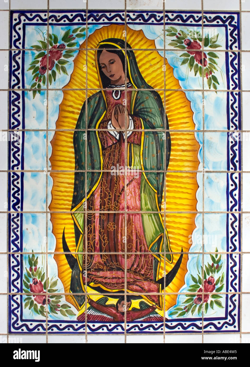 Unsere Liebe Frau von Guadalupe Fliesen Mosaik auf dem alten mexikanischen Friedhof in Tubac Arizona Stockfoto
