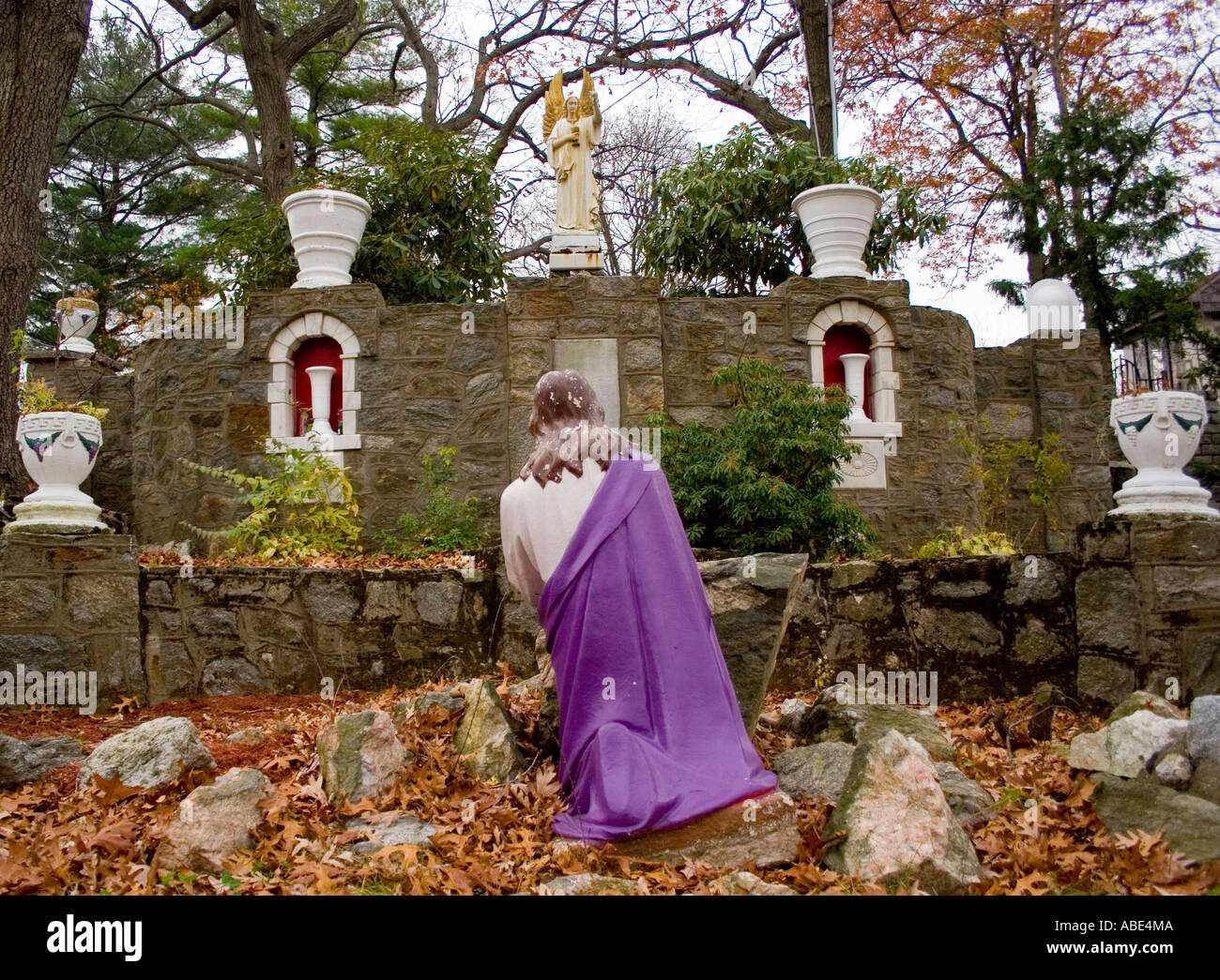 Jesus Statue beten auf eine Replica der Vatikanischen Gärten in einer Kirche in Bridgeport, Connecticut Stockfoto