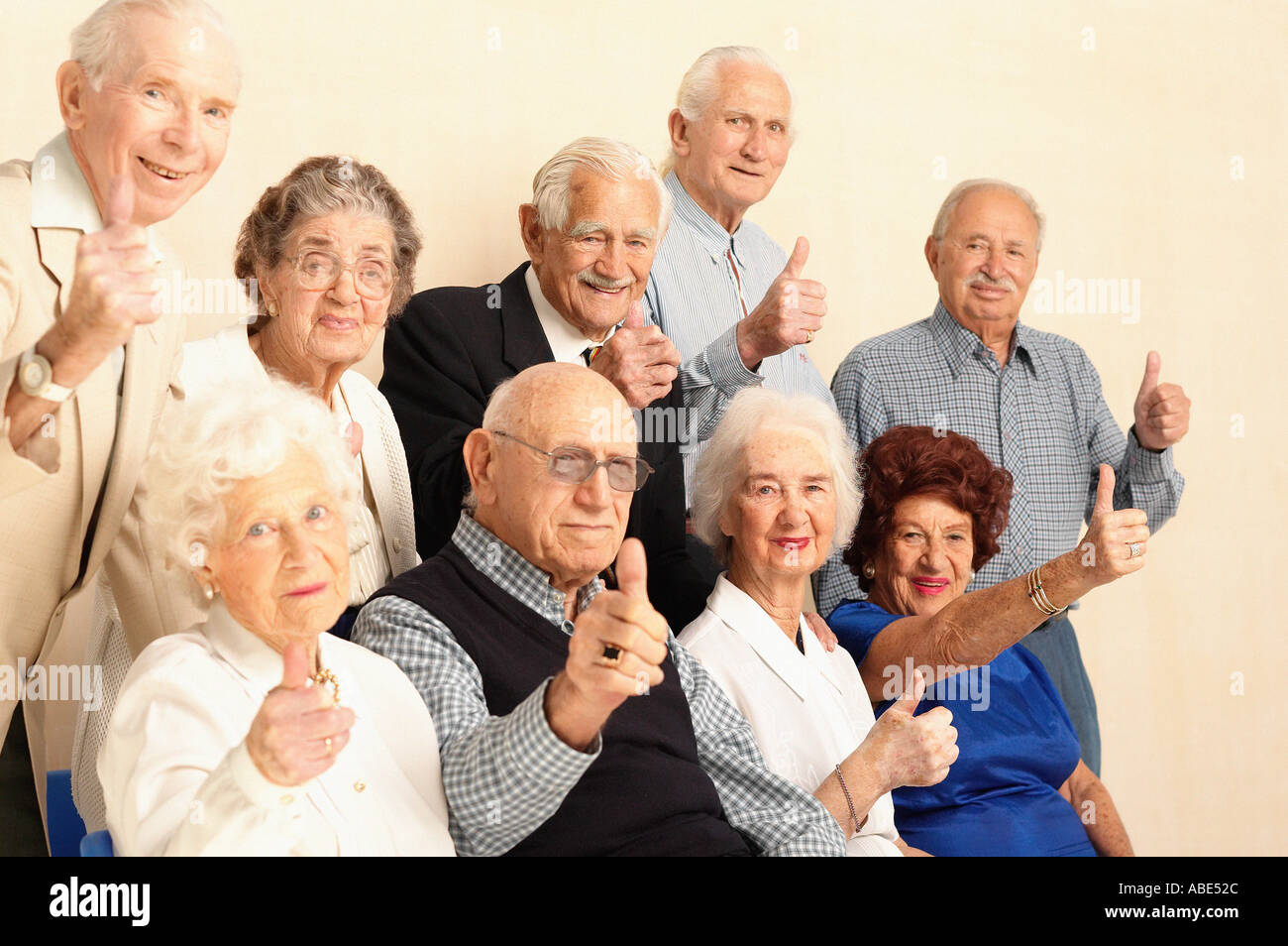 Ältere Menschen geben Daumen nach oben Zeichen Stockfoto