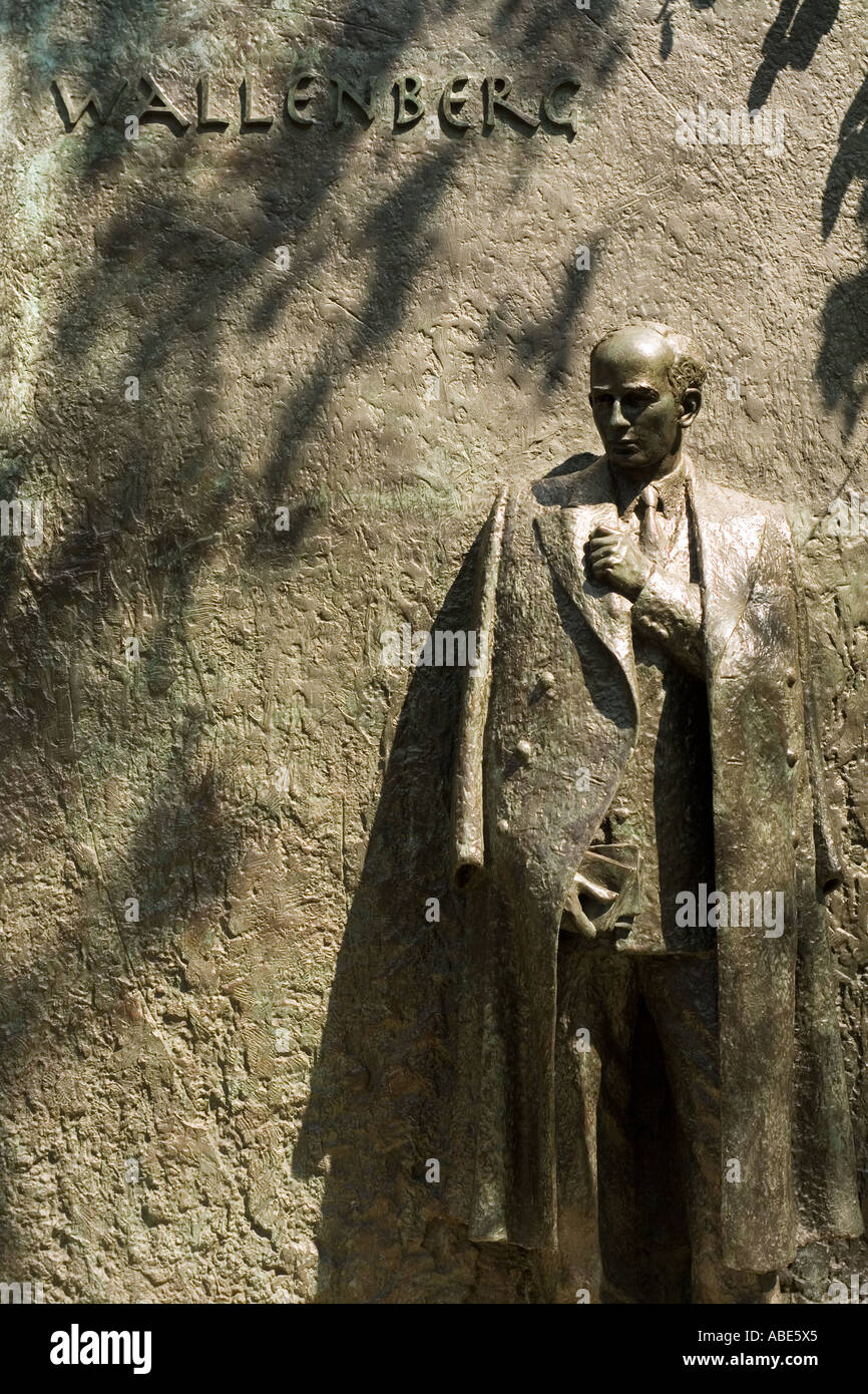 Statue zum Gedenken an schwedischen Diplomaten Raoul Wallenberg, der ungarischen Juden im zweiten Weltkrieg gerettet durch die Ausstellung mit schwedischen Pässen von Stockfoto