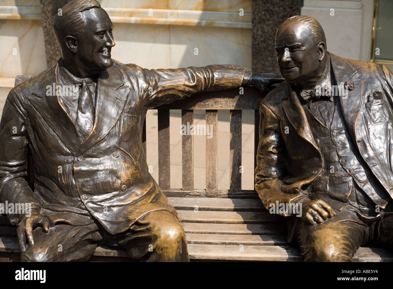 Statue zum Gedenken an Winston Churchill und Franklin D Roosevelt London UK Stockfoto