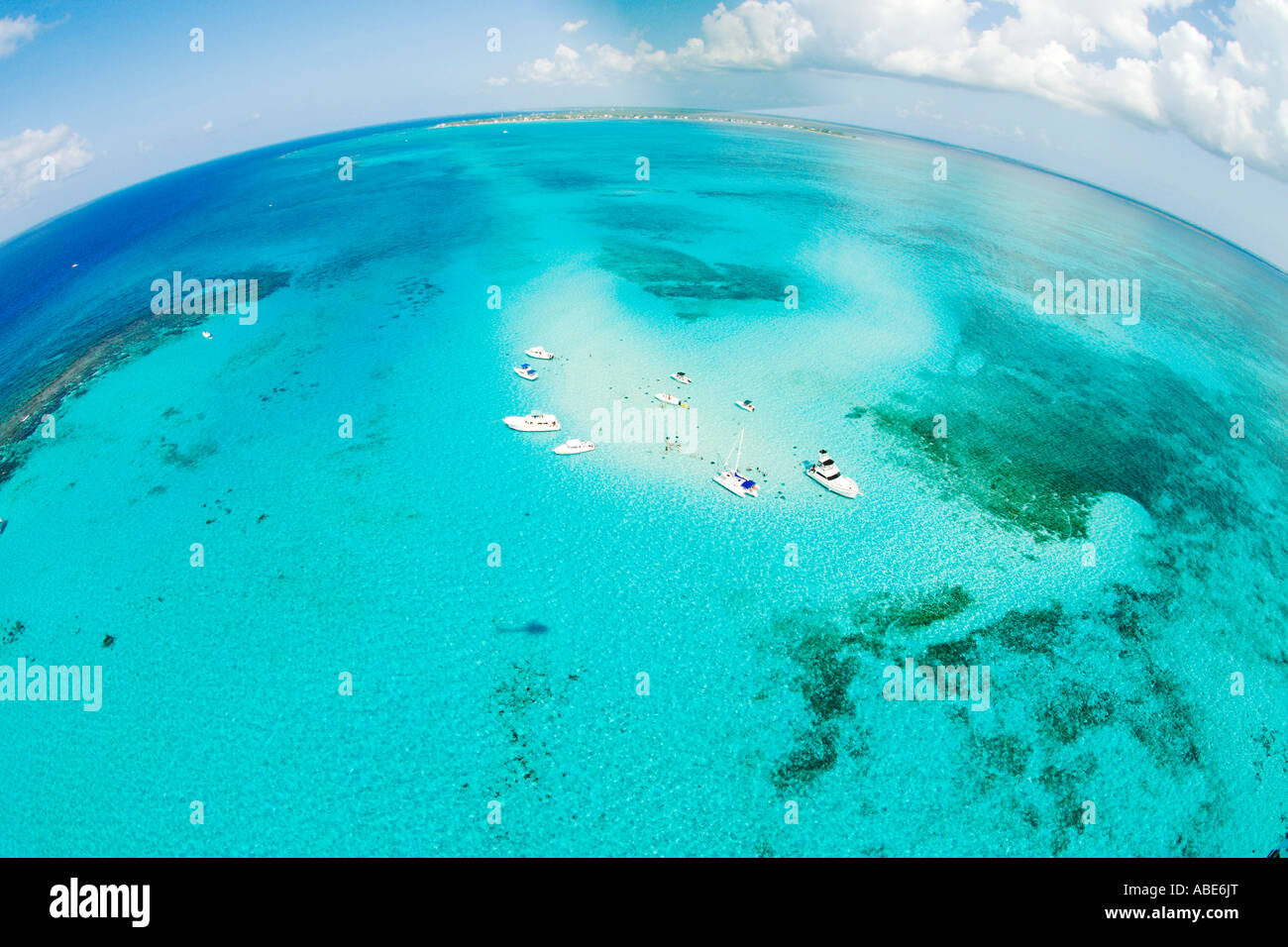 Helikopterblick auf Meer Weg von Grand Cayman. Stockfoto