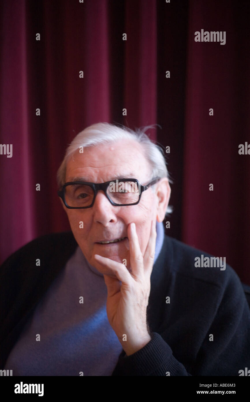 Eric Sykes Komiker und Schriftsteller in seinem Büro in London Stockfoto