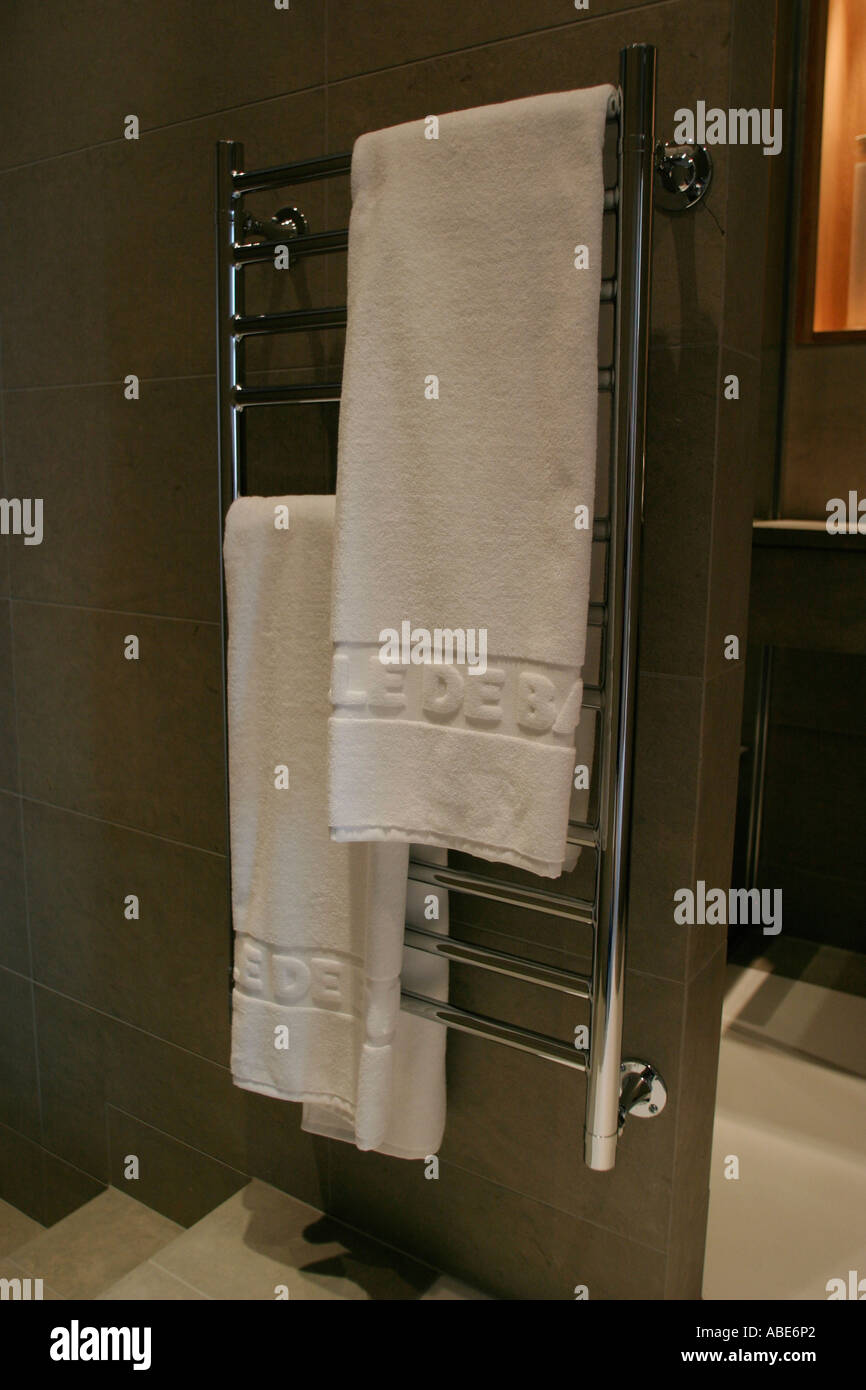 Luxus-Badezimmer mit Handtüchern in einer exklusiven Penthouse in Londons Docklands Bereich Stockfoto