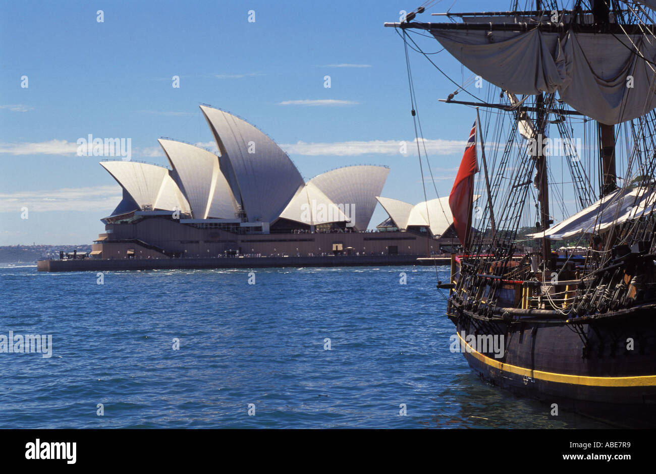Sydney Opera House und historische Schiff first Fleet im Vordergrund Stockfoto