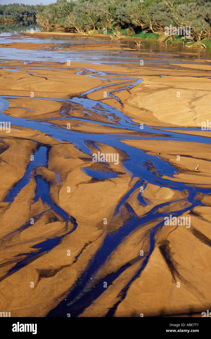 künstlerisch fließende Wasser Muster im sandigen Flussbett bei Ebbe in ArnhemLand NT Australien Stockfoto