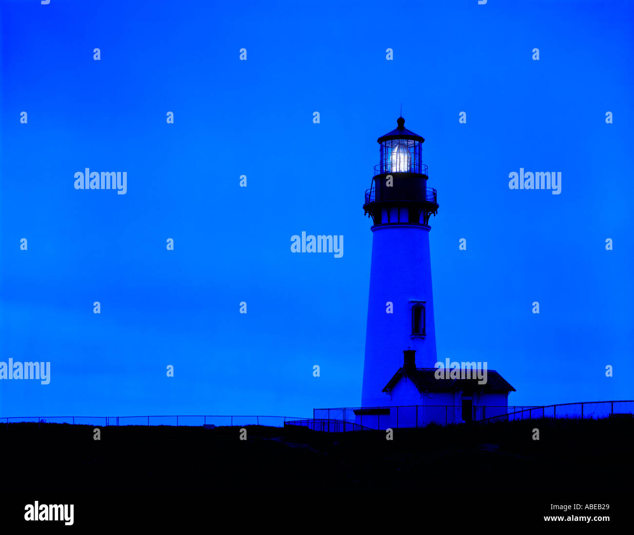 Yaquinna Head-Leuchtturm in der Nähe von Newport an der Central Oregon Küste in einer Abenddämmerung Ansicht Stockfoto