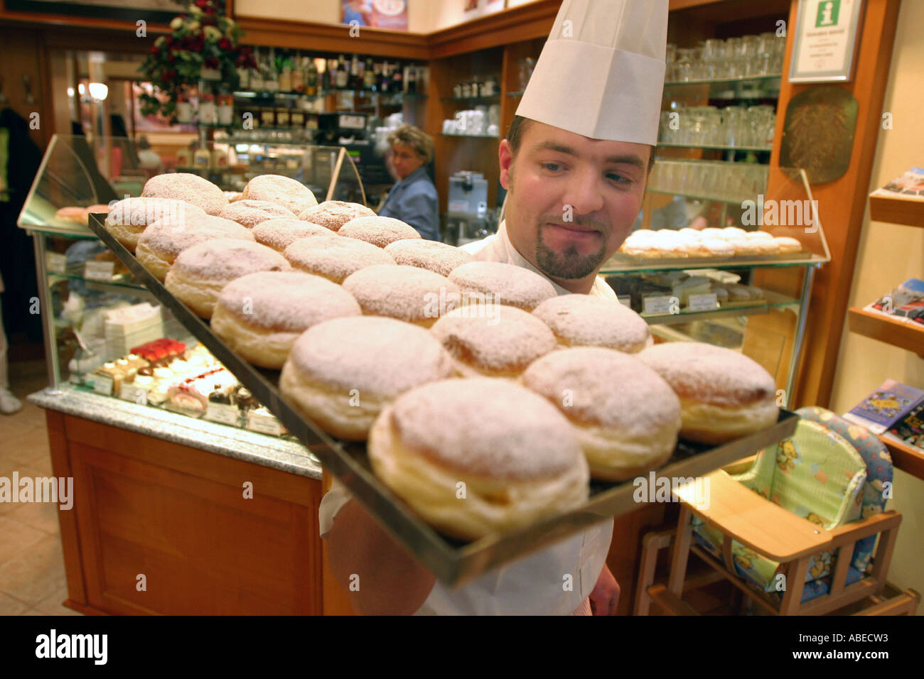 Konditor mit donut Stockfoto