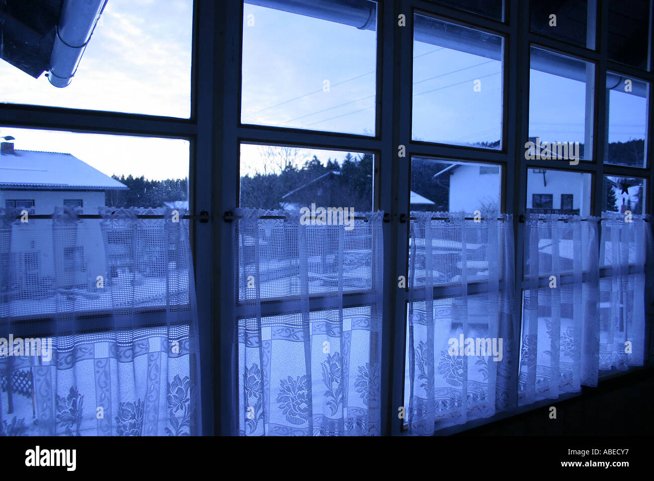 Blick aus einem Fenster in der Dämmerung Stockfoto