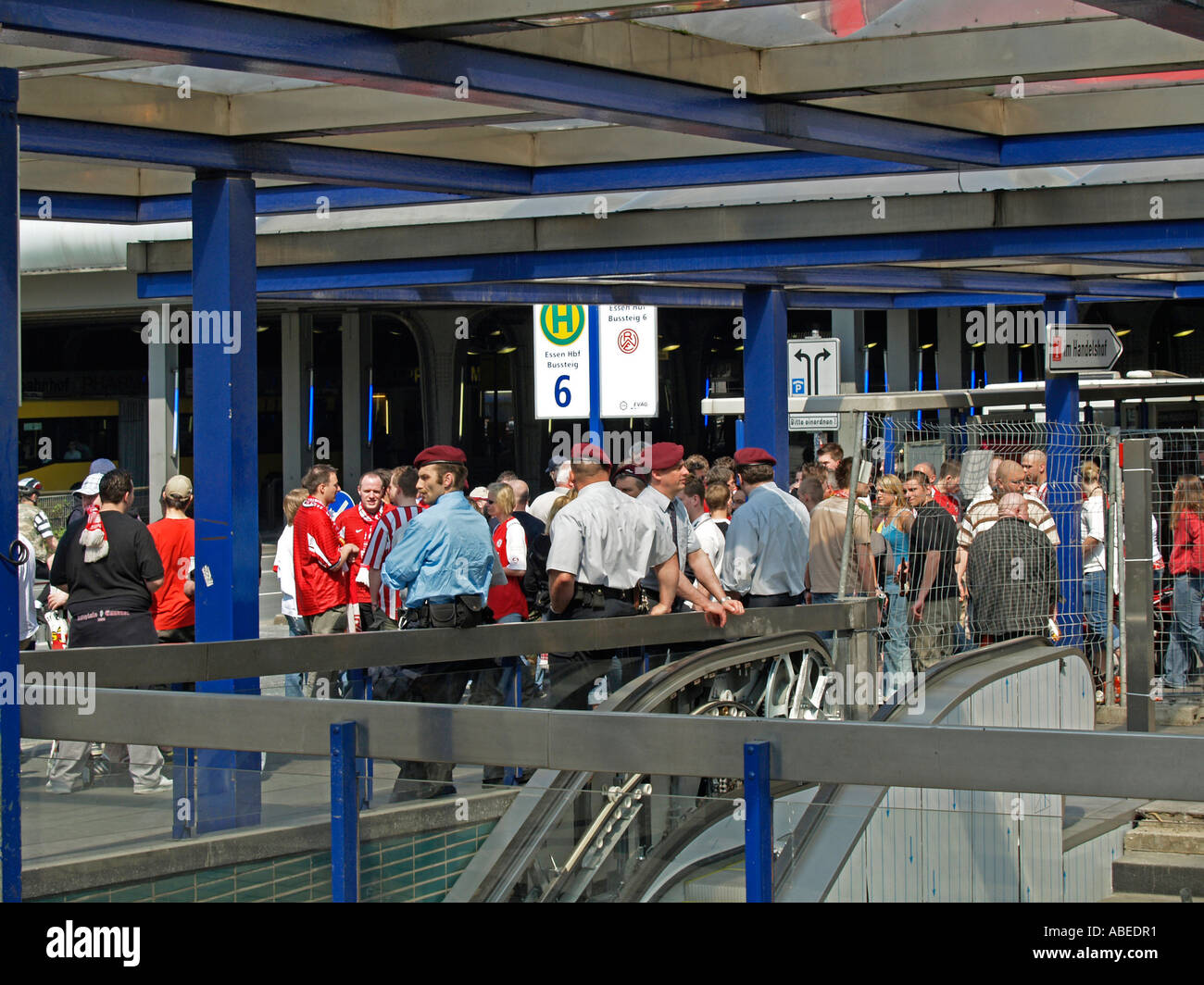 Fußball-Fans und Männer vom Sicherheitsdienst am Bahnhof der Stadt Essen in Nordrhein-Westfalen-Deutschland Stockfoto