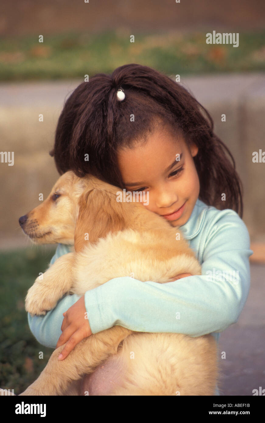 Multi inter ethnische Vielfalt ethnisch vielfältigen multikulturellen Kultur interracial 5 7 Jahre altes Kind sanft hält Pup biracial Nahaufnahme Vorderansicht © Myrleen Pearson Stockfoto