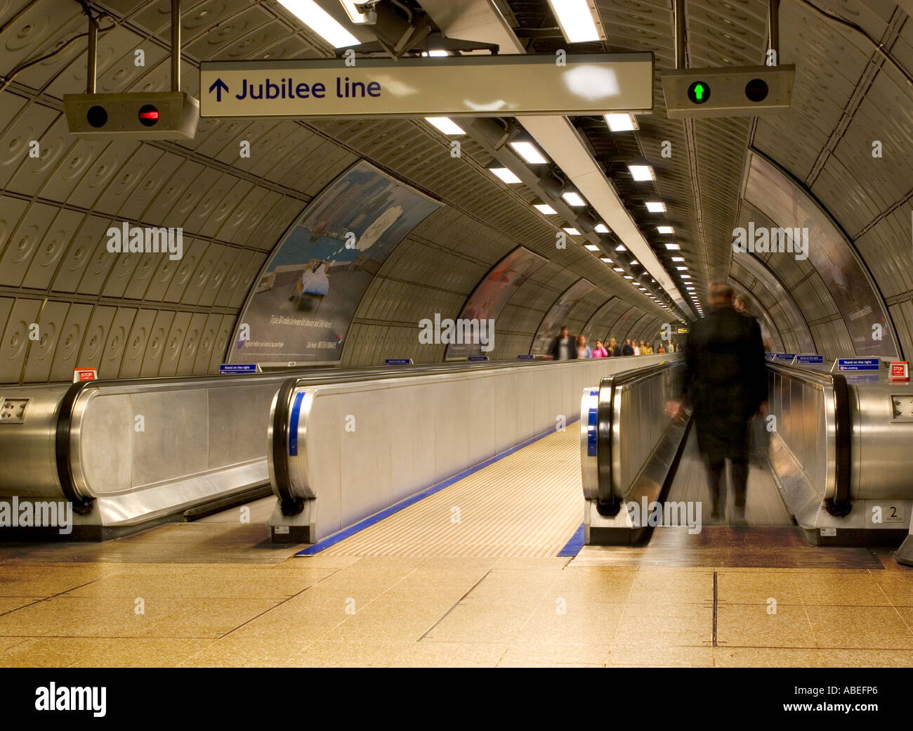 Pendler-Ansturm an Travelator auf der Jubilee Line in London Waterloo Station arbeiten Stockfoto