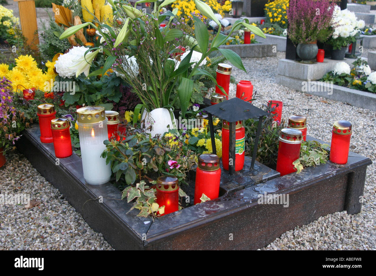 Kerzen auf einem Friedhof Grab Stockfoto