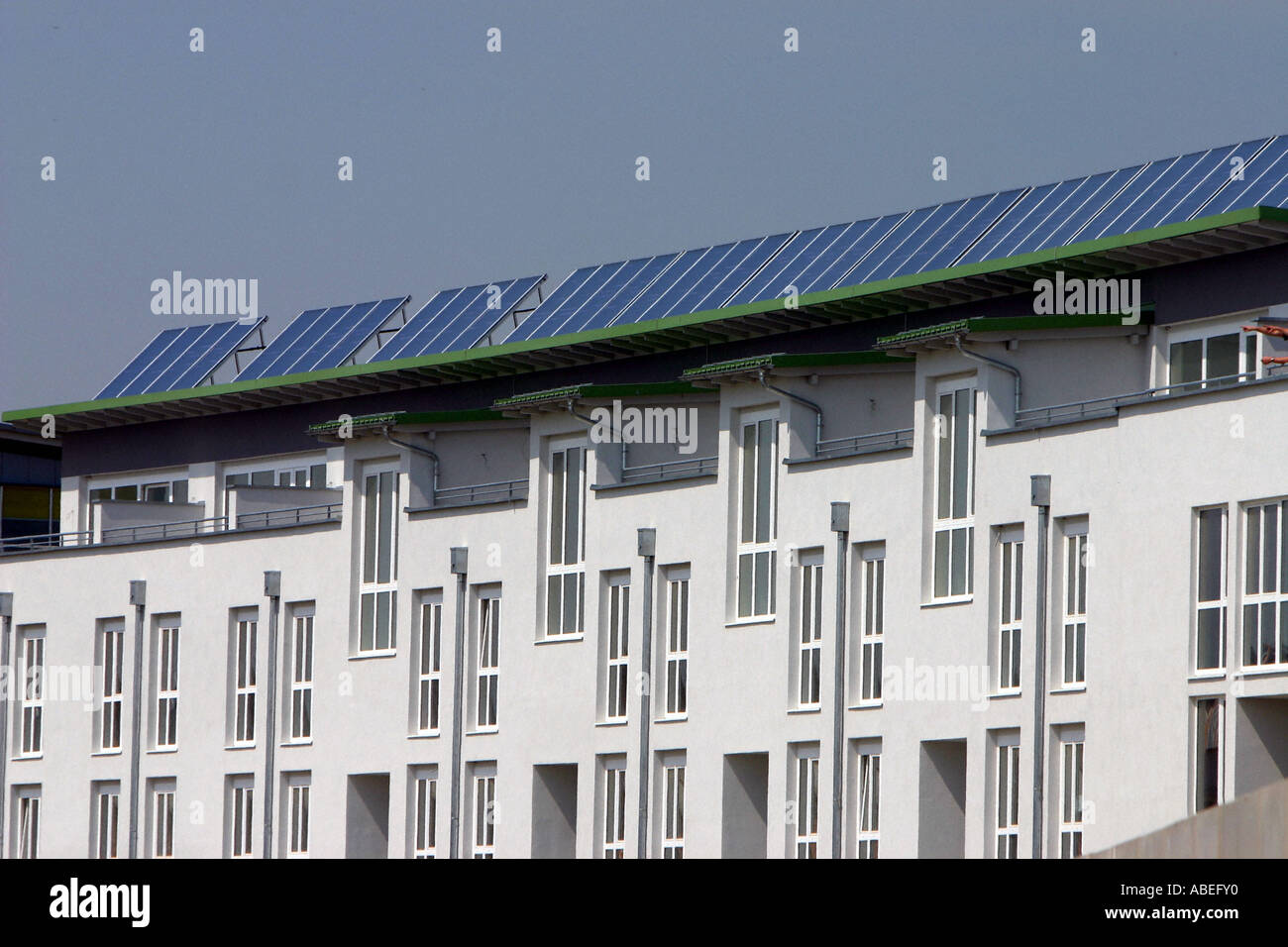 Neubau Wohnungen mit Solarkollektoren Stockfoto