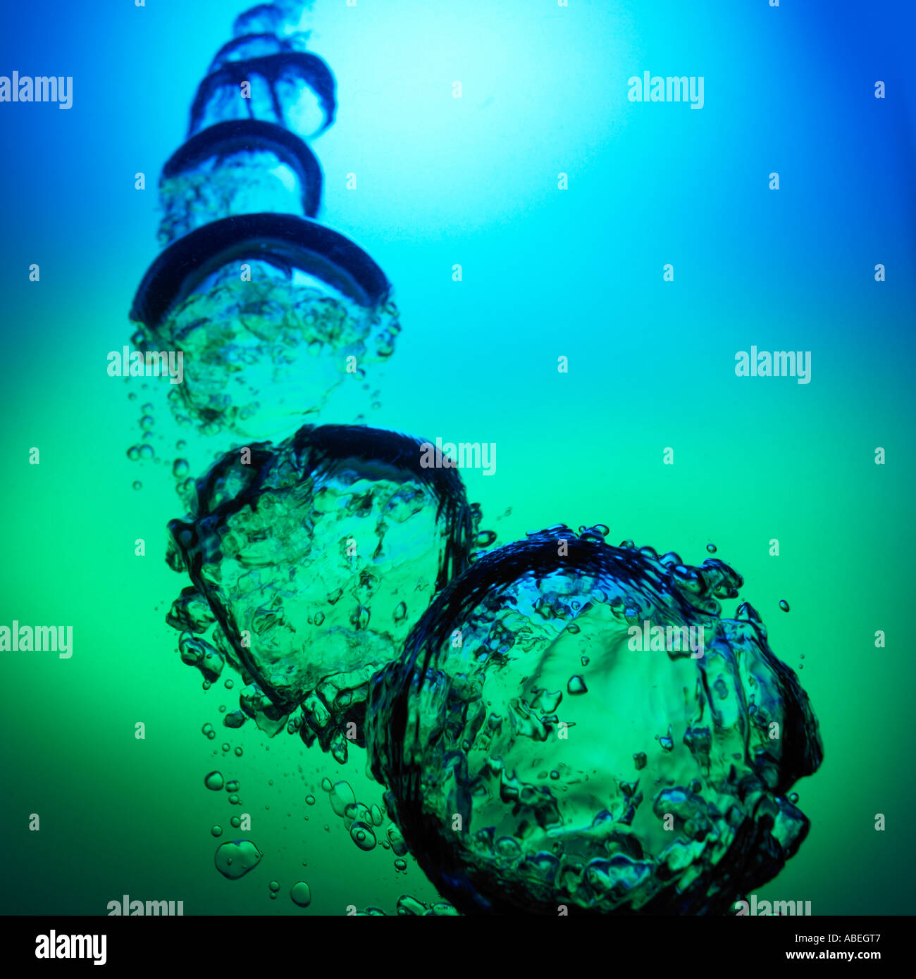 Luftblasen im water.water, Bläschen, blau, grün, graduiert, Wassereffekte, splash, hetzen, Bewegung, Energie. Stockfoto