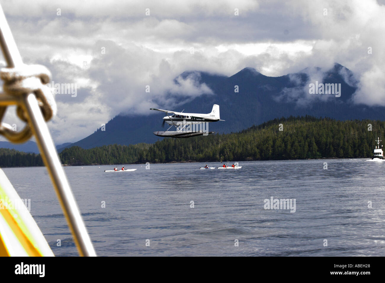 Flugzeug-Kajakfahrer und Bergen von an Bord eine Whale-watching Boot zu schweben Stockfoto