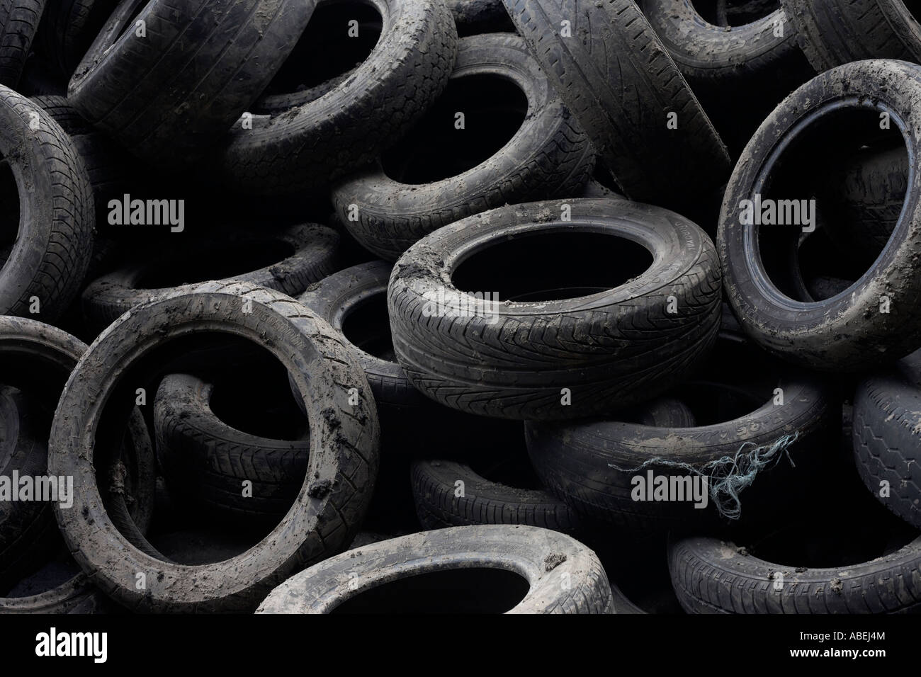 Ein Haufen von verlassenen Pkw-Reifen (Reifen) sind links auf einer Brache in Stratford, künftigen Standort der Olympischen Spiele 2012, London UK. Stockfoto