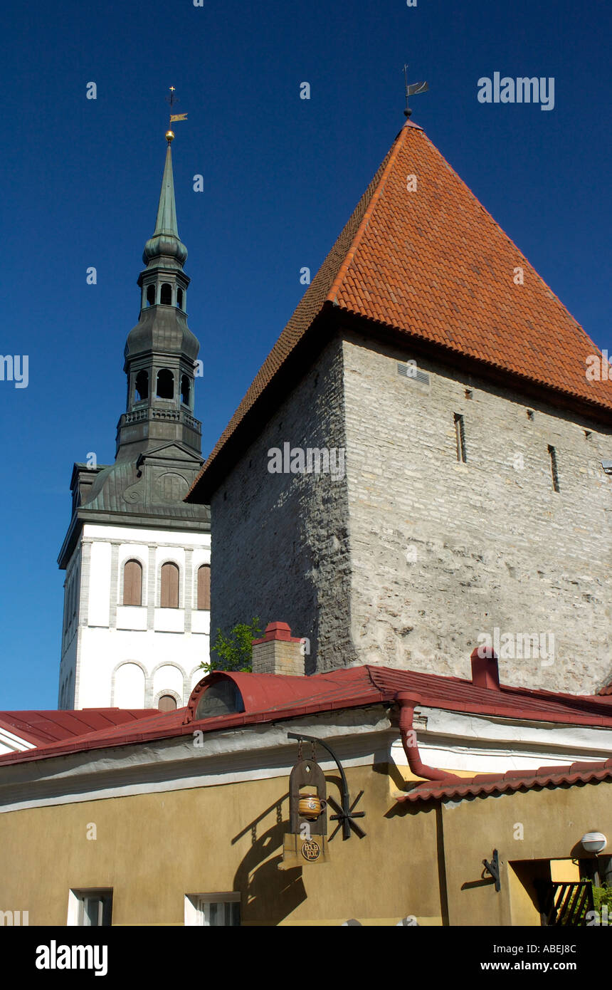 Niguliste Kirche und Uhr Turm der Stadtmauer in Tallinn Estland Stockfoto